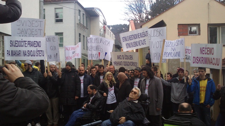 Okupljeni ispred zgrade Osnovnog suda